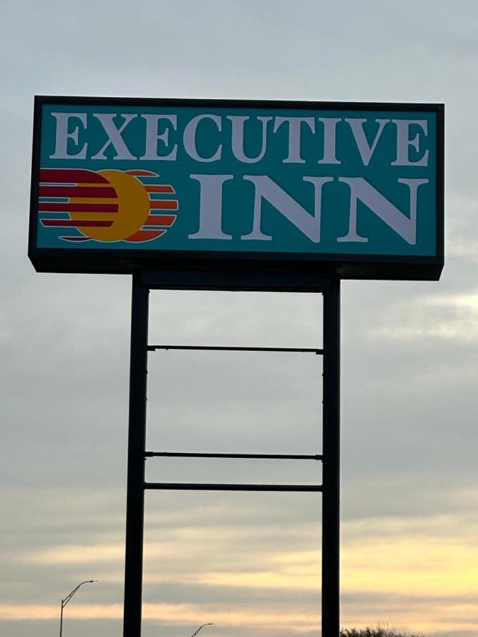 Executive Inn Робстаун Экстерьер фото