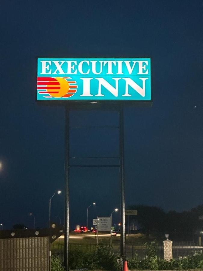Executive Inn Робстаун Экстерьер фото