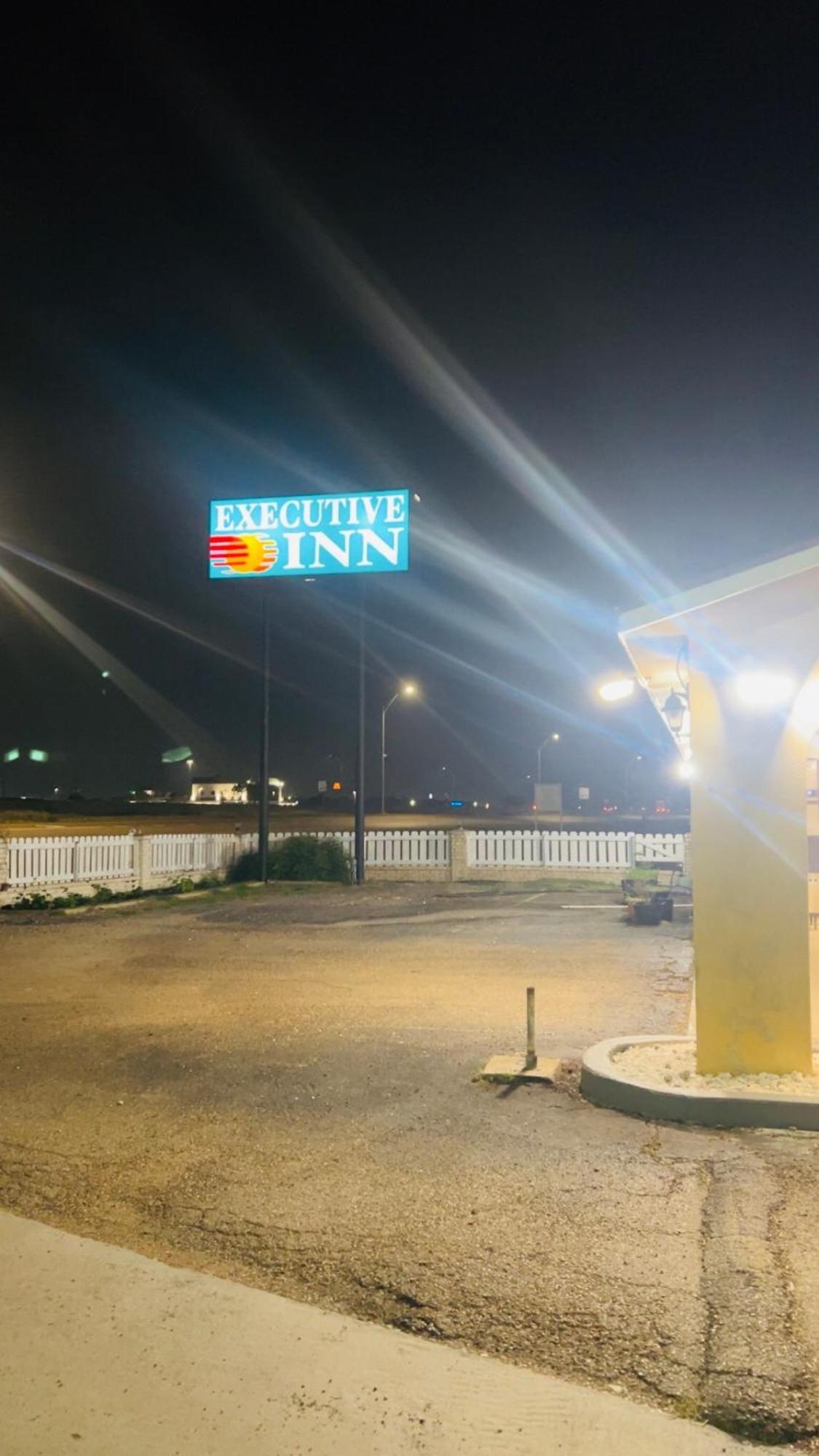 Executive Inn Робстаун Экстерьер фото
