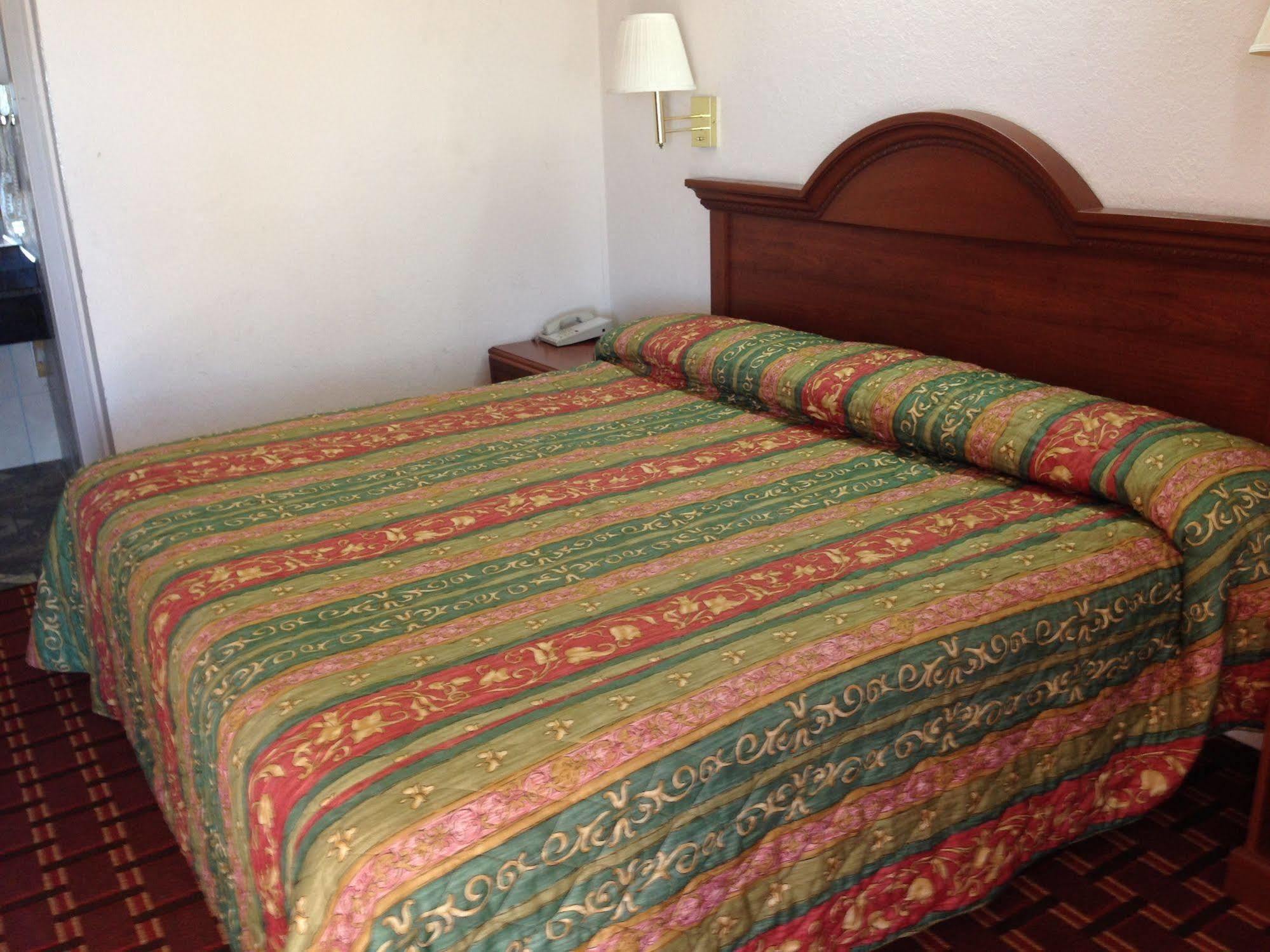 Executive Inn Робстаун Экстерьер фото